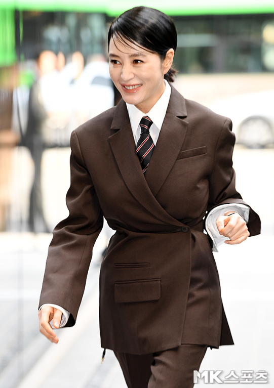 매끈한 피부 표현에 자연스러운 핑크톤 블러셔, 음영감을 살린 눈매와 또렷한 아이라인이 더해져 강약 조절이 완벽한 무대 메이크업을 완성했다. 사진=천정환 기자