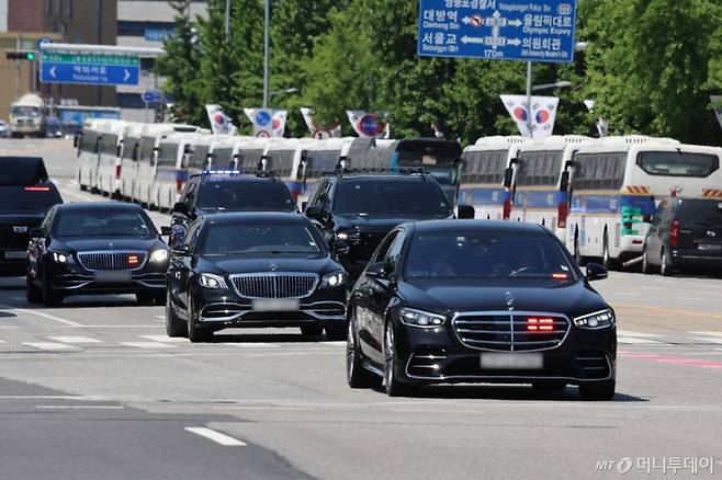 (서울=뉴스1) 이재명 기자 = 이재명 대통령이 4일 오전 서울 여의도 국회에서 제21대 대통령 취임 선서를 하기 위해 차량을 타고 이동하고 있다. 2025.6.4/뉴스1 Copyright (C) 뉴스1. All rights reserved. 무단 전재 및 재배포, AI학습 이용 금지. /사진=(서울=뉴스1) 이재명 기자