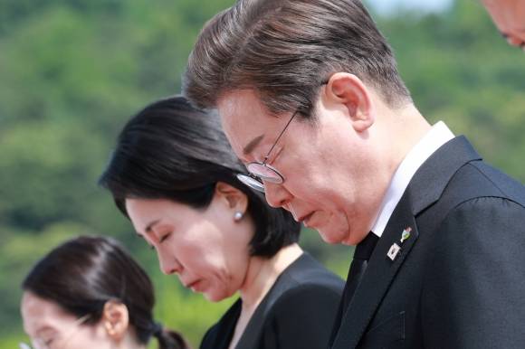 이재명 대통령 부부 현충탑 참배 - 이재명 대통령과 김혜경 여사가 6일 서울 동작구 국립서울현충원에서 열린 70회 현충일 추념식에서 현충탑을 참배하고 있다. 2025.6.6 대통령실통신사진기자단