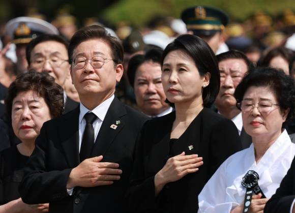 이재명 대통령 부부, 현충일 추념식 국민의례 - 이재명 대통령과 김혜경 여사가 6일 서울 동작구 국립서울현충원에서 열린 70회 현충일 추념식에서 국기에 경례하고 있다. 연합뉴스