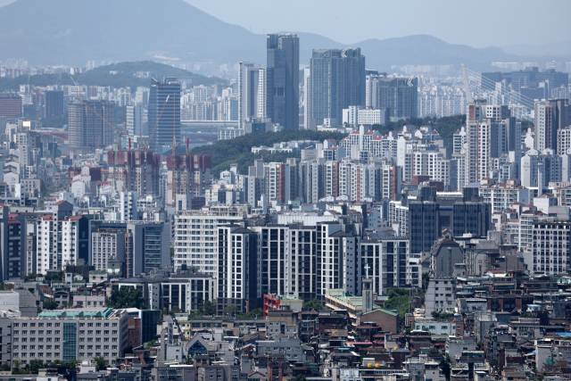 이재명 정부가 들어선 이달 4일 서울 남산에서 바라본 아파트 등 주택 모습. 연합뉴스