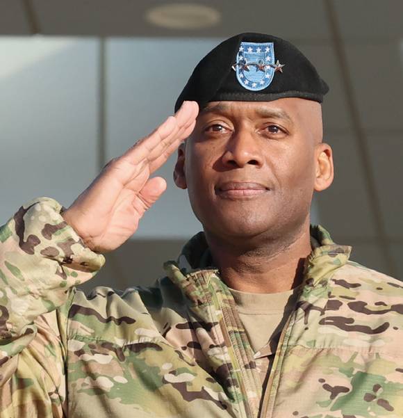 1월9일 제이비어 브런슨 한미연합사령관이 서울 용산 국방부 연병장에서 열린 한미연합사령관 환영 의장 행사에서 경례하고 있다. ⓒ연합 뉴스