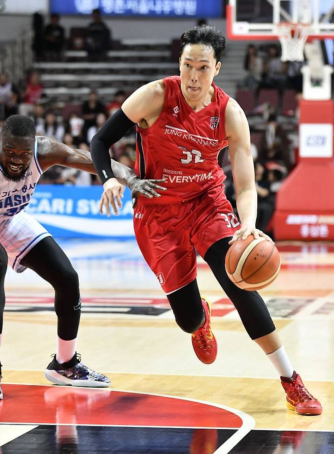 FA 센터 이종현이 안양 정관장에 잔류한다. KBL은 6일 정관장이 이종현과 계약기간 1년, 보수 총액 1억 원의 조건으로 재개약을 체결했다고 알렸다. 사진제공|KBL