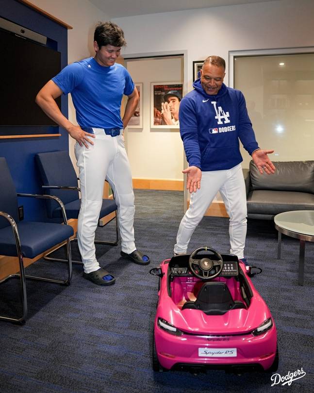 데이브 로버츠 다저스 감독(오른쪽)과 오타니 쇼헤이가 포르쉐 장난감 자동차 앞에서 기념촬영을 하고 있다. /사진=LA 다저스 공식 SNS
