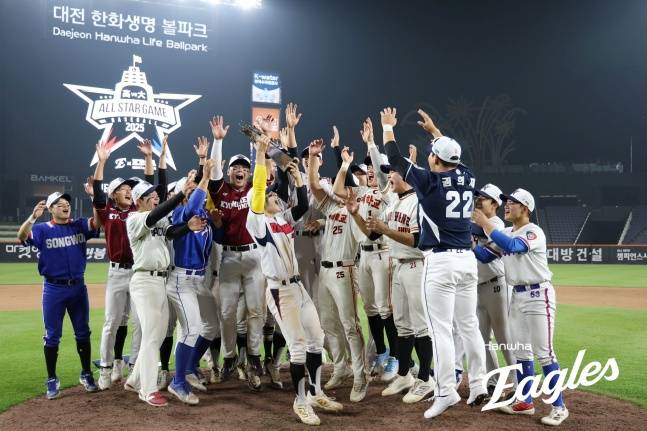 대학 올스타 선수들이 지난 2일 대전 한화생명 볼파크에서 열린 2025 제3회 한화 이글스배 고교·대학 올스타전에서 우승한 뒤 기쁨의 세리머니를 하고 있다. /사진=한화 이글스 제공