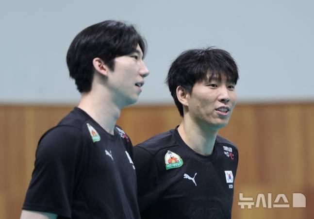 진천선수촌에서 훈련 중인 황택의(오른쪽)와 허수봉. /사진=뉴시스