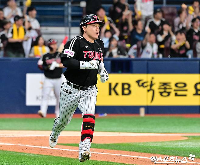 LG 트윈스 포수 박동원이 6일 서울 고척스카이돔에서 열린 2025 신한 SOL Bank KBO리그 키움 히어로즈와의 팀 간 7차전에서 4회초 선제 1타점 적시타를 기록했다. 사진 김한준 기자