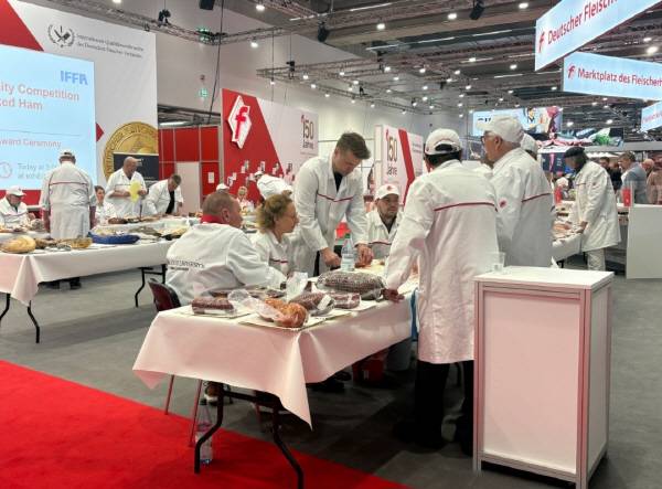 IFFA 2025 현장에서 누스슁켄 제품을 심사 중인 국제 심사위원단. 박가정