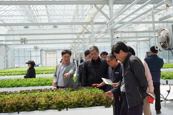 영농지도자들과 함께 선전지 견학에 참여하고 있다.