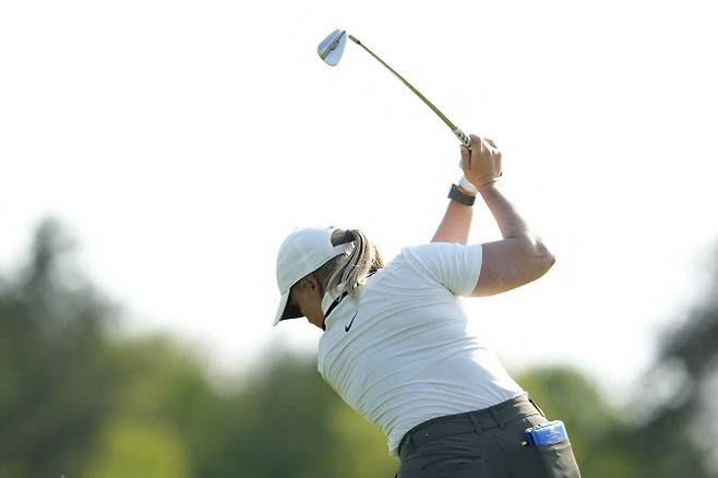 웨지 샷하는 마야 스타르크(사진=AFPBBNews)