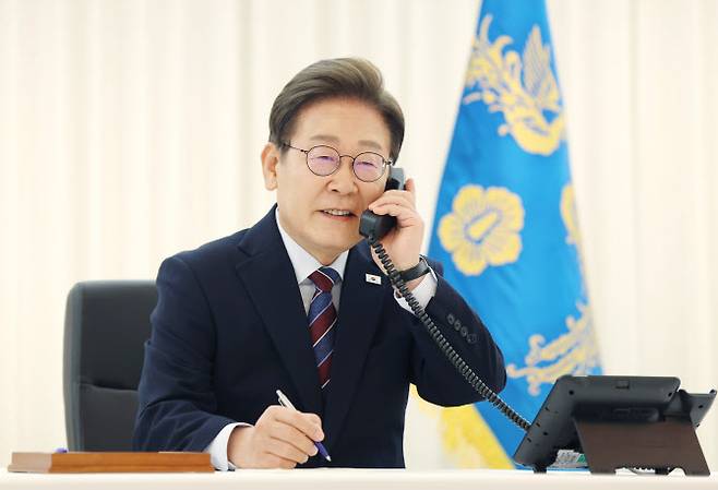 이재명 대통령이 6일 서울 한남동 관저에서 도널드 트럼프 미국 대통령과 전화 통화를 하기 위해 수화기를 들고 있다. (사진=연합뉴스)