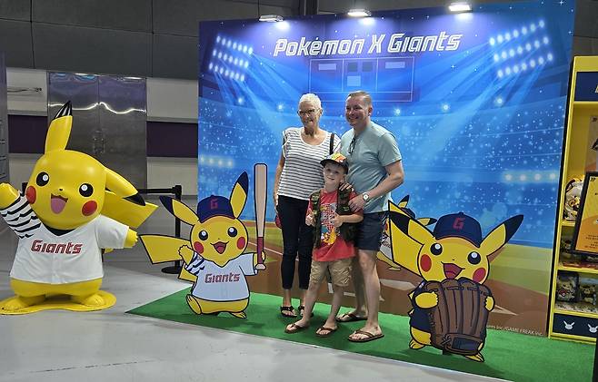 - 외국인 트레이너 가족도 롯데 자이언츠 피카츄와 함께 기념 사진을 촬영했다