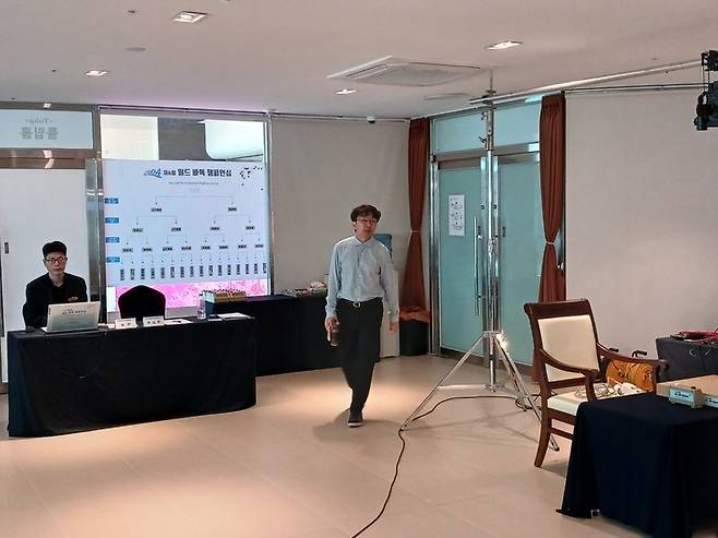 대국장에 들어서고 있는 목진석 9단.(신안에서 MHN 엄민용 선임기자)