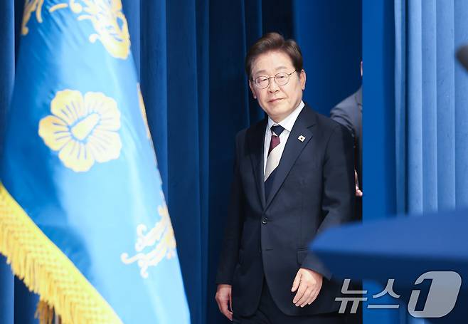 이재명 대통령이 4일 서울 용산구 대통령실 청사 브리핑룸에서 국무총리와 국정원장, 대통령 비서실장 등 인선발표를 하기 위해 입장하고 있다. 2025.6.4/뉴스1 ⓒ News1 허경 기자