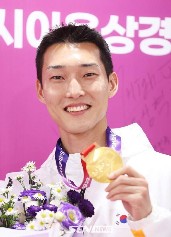 30일 오후 경북 구미시민운동장에서 진행된 '2025 구미아시아육상선수권대회' 남자 높이뛰기 시상식에서 우상혁(용인시청)이 금메달을 목에 걸고 포즈를 취하고 있다. 사진┃강명호 기자