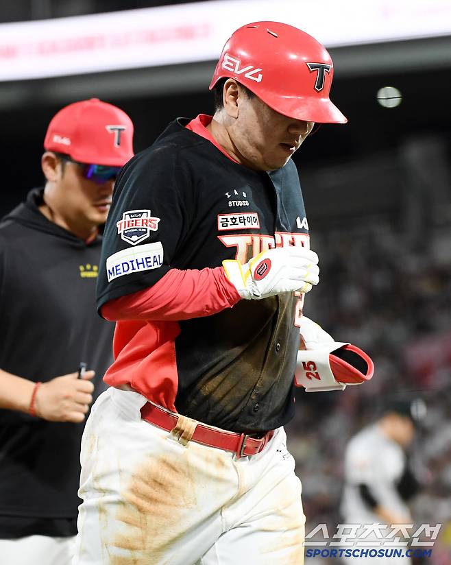 21일 수원 KT위즈파크에서 열린 KIA-KT전. 9회초 대타로 나와 안타 후 2루에서 아웃된 이우성이 들어오고 있다. 수원=정재근 기자 cjg@sportschosun.com/2025.5.21/