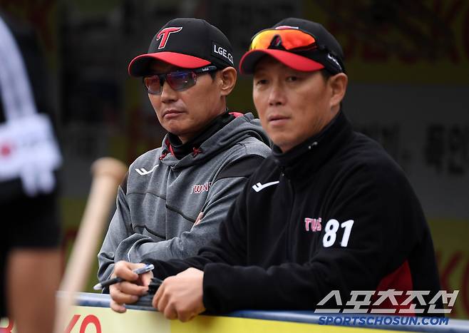 10일 대구 라이온즈파크에서 열린 삼성 라이온즈와 LG 트윈스의 경기. 염경엽 감독이 생각에 잠겨 있다. 대구=박재만 기자 pjm@sportschosun.com/2025.05.10/