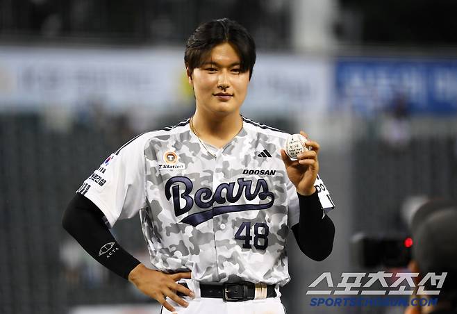 6일 잠실구장에서 열린 두산 베어스와 롯데 자이언츠의 경기. 데뷔 첫 홈런을 기록한 두산 김동준이 포즈를 취하고 있다. 잠실=박재만 기자 pjm@sportschosun.com/2025.06.06/