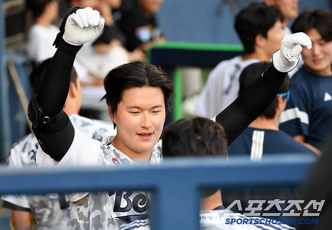 6일 잠실구장에서 열린 두산 베어스와 롯데 자이언츠의 경기. 6회말 1사 두산 김동준이 솔로포를 날린 뒤 환호하고 있다. 잠실=박재만 기자 pjm@sportschosun.com/2025.06.06/