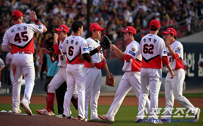 6일 광주 KIA챔피언스필드에서 열린 한화와 KIA의 경기, KIA가 3대2로 승리했다. 승리의 기쁨을 나누는 KIA 선수들의 모습. 광주=허상욱 기자wook@sportschosun.com/2025.06.06/