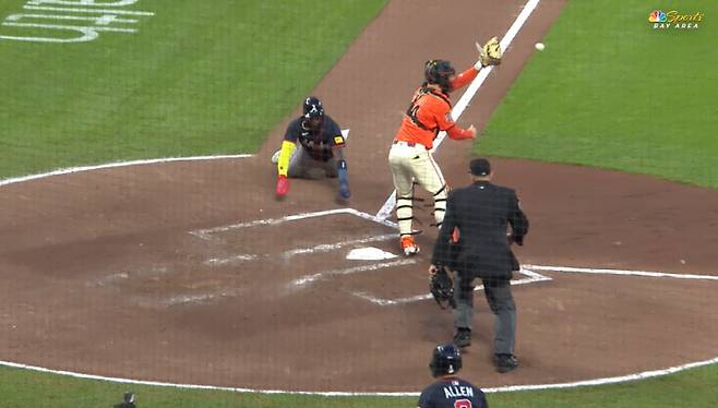 4회초 2사 1,2루서 마이클 해리스 2세의 안타를 잡은 중견수 이정후의 홈 송구가 포수 패트릭 베일리 앞에서 원바운드로 튀어오르고 있다. 2루주자 마르셀 오수나는 슬라이딩 세이프됐고, 해리스 2세는 2루까지 진루했다. 이정후의 송구 실책이 기록됐다. 사진=MLB.TV 캡처