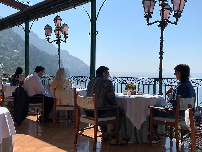 이탈리아 포지타노(Positano)의 루프탑. 루프탑의 매력은 자연과의 접촉, 그리고 다른 눈높이에서 파노라마 경관을 즐기는 것이다./박진배