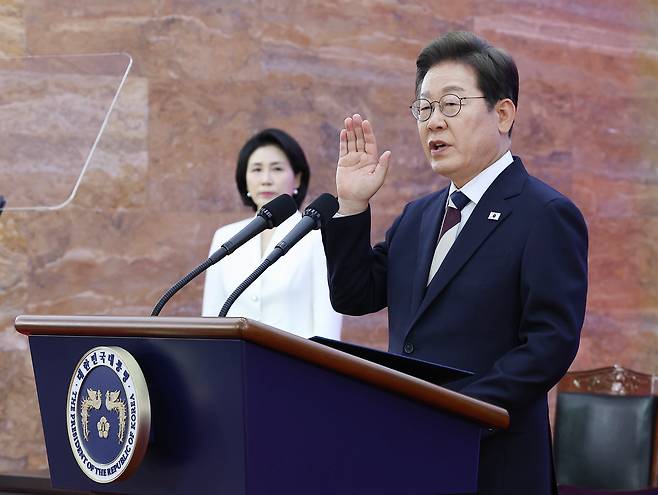 이재명 대통령이 지난 4일 오전 국회 본청 로텐더홀에서 취임 선서를 하는 모습. /뉴스1