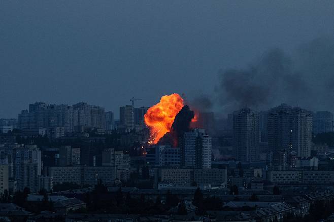 6일 우크라이나 키이우 도심에서 폭발이 일어난 모습. 키이우포스트 등에 따르면 이날 키이우 시내에서는 수차례 폭음(爆音)이 들렸다. /AP 연합뉴스