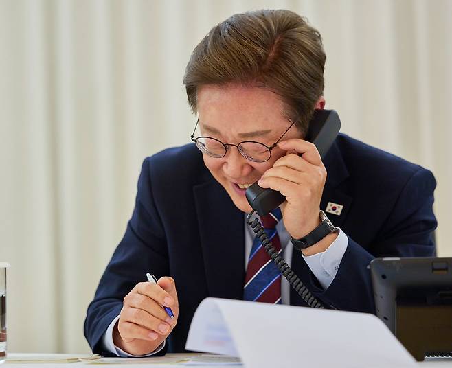 이재명 대통령이 지난 6일 대통령실 관저에서 도널드 트럼프 미국 대통령과 전화 통화를 하고 있다. /뉴스1