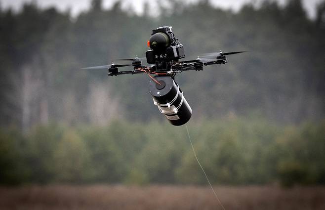 1월 29일 우크라이나산 FPV 광섬유 드론이 비행하고 있다. 광섬유 통신선을 매단 채 날아가는 광섬유 드론은 2024년 러시아군이 전투에 도입했고, 이제 우크라이나군도 자체 광섬유 드론을 생산한다. 광섬유 드론은 방해전파를 무력화할 수 있지만, 광섬유 무게 탓에 멀리 보내기가 쉽지 않다. AP 뉴시스