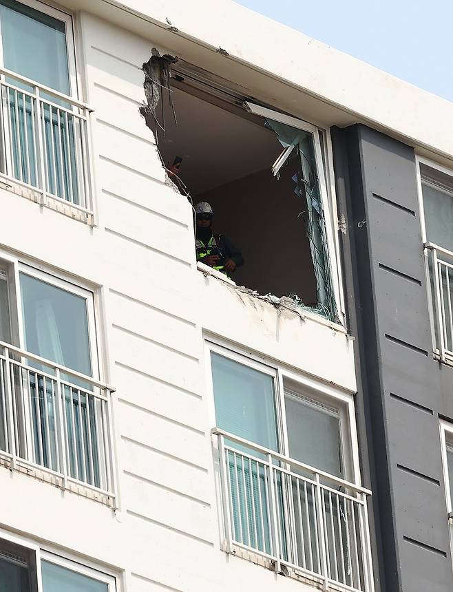 7일 오전 경기 용인시 기흥구 서천동 인덕원~동탄 복선 전철 제10공구 노반신설 기타공사 현장 천공기 사고 피해 아파트. 2025.6.7/뉴스1