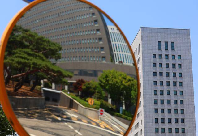 서울 서초구 대검찰청과 거울에 비친 서울중앙지검. 연합뉴스