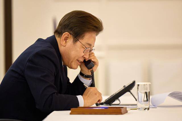 이재명 대통령이 6일 서울 한남동 관저에서 도널드 트럼프 미국 대통령과 전화 통화를 하고 있다. 대통령실 제공