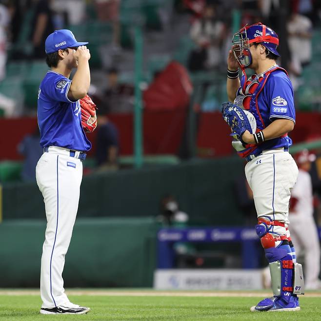 세이브 기록 뒤, 이호성과 거수 경례 세리머니를 하는 강민호. 삼성 제공