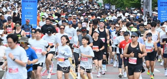 ▲ 강원도민일보가 주최하고 춘천시육상연맹이 주관한 ‘2025 춘천봄내마라톤’ 대회가 7일 춘천시청 호반 광장에서 김진태 강원도지사, 신경호 강원도교육감, 허영 국회의원, 육동한 춘천시장, 김진호 춘천시의회 의장, 경민현 강원도민일보 사장 등 내외빈과 선착순 모집을 통해 모인 마라톤 동호인 3000여명이 참가한 가운데 열렸다. 서영 기자