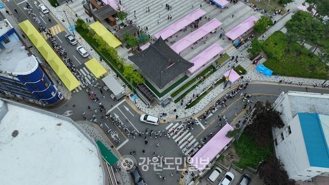 ▲ 강원도민일보가 주최하고 춘천시육상연맹이 주관한 ‘2025 춘천봄내마라톤’ 대회가 7일 춘천시청 호반 광장에서 선착순 모집을 통해 모인 마라톤 동호인 3000여명이 참가한 가운데 열렸다. 사진은 대회 종료 후 행사장에 마련된 포토존에서 기념촬영을 위해 줄을 선 참가자들의 모습. 김정호 기자