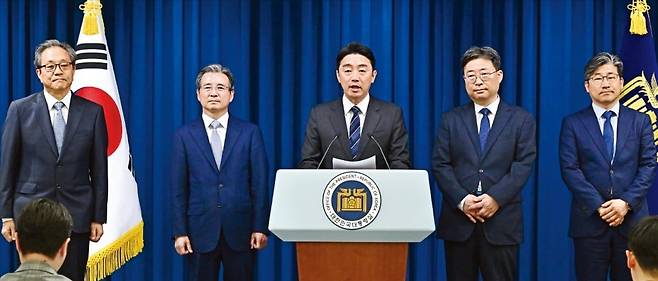 < 대통령실 인선 발표 > 강훈식 대통령 비서실장(가운데)이 6일 용산 대통령실에서 대통령비서실 인선을 발표하고 있다. 왼쪽부터 문진영 사회수석, 김용범 정책실장, 강 비서실장, 하준경 경제성장수석, 류덕현 재정기획보좌관. /김범준 기자