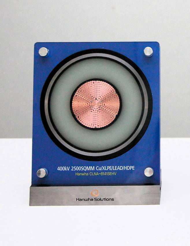 한화솔루션의 절연 소재를 적용한 400킬로볼트(kV)급 케이블 단면. 한화솔루션 제공