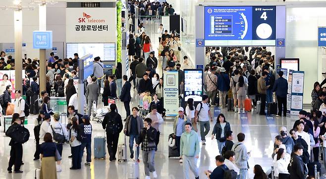 인천국제공항 제1여객터미널 출국장이 여행객들로 붐비고 있다./사진=뉴스1