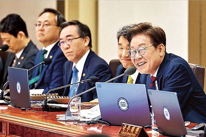 <220분 국무회의, 점심은 김밥> 이재명 대통령이 5일 용산 대통령실 청사에서 점심으로 김밥을 먹으며 첫 국무회의를 주재하고 있다. 대통령실 제공