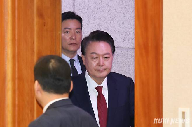 지난 1월21일, 서울 종로구 헌법재판소에서 열린 탄핵심판 3차 변론에 출석한 윤석열 전 대통령과 (왼쪽) 김성훈 전 대통령경호처 차장. 공동사진취재단