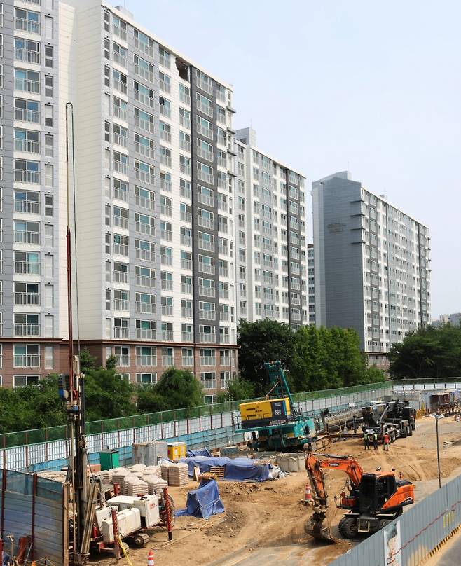 7일 오전 경기 용인시 기흥구 서천동 인덕원~동탄 복선 전철 제10공구 노반신설 기타공사 현장에서 아파트 쪽으로 넘어졌던 '천공기'가 분리된 채 정리돼 있다. 지난 5일 오후 10시13분쯤 공사 현장에 설치된 천공기가 아파트를 덮치는 사고가 발생, 인명 피해는 발생하지 않았지만 아파트 주민들이 대피하는 등 불편을 겪고 있는 상태다./사진=뉴스1