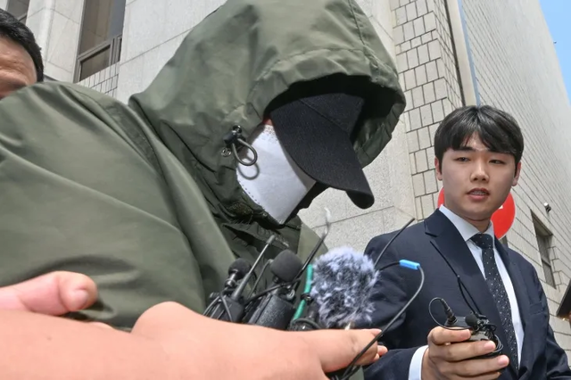 아내와 두 아들을 태운 차량을 바다로 돌진해 살해한 가장 A(40대·남성) 씨가 지난 4일 광주지법에서 열린 구속 전 피의자 신문을 마친 뒤 법원을 나오고 있다. 뉴시스