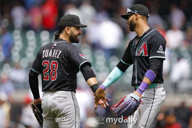 승리 후 기뻐하고 있는 애리조나 다이아몬드백스 에우제니오 수아레즈, 루어데스 구리엘 주니어./게티이미지코리아