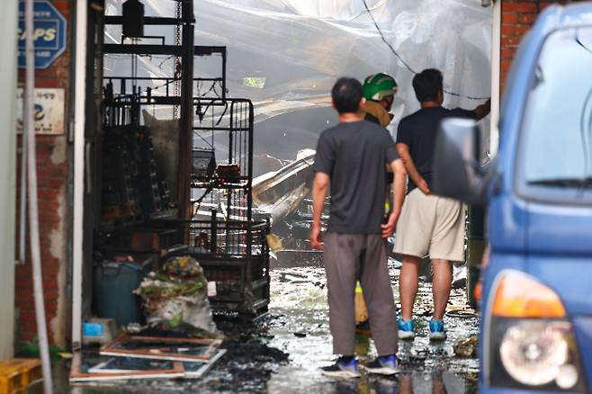 7일 서울 영등포구 문래동3가 한 공장에서 불이 나 소방대원들이 잔불 진화작업을 하고 있다. 현재까지 인명피해는 없는 것으로 파악됐다. 영등포구청은 "화재로 현재 연기가 다량 발생해 도로 통제 중이니 일대 차량 운행에 유의해달라"는 안내 문자를 보냈다. 연합뉴스
