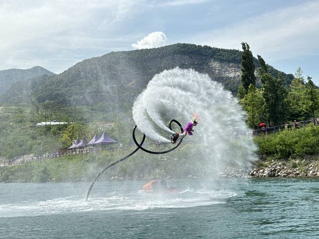 무릉별유천지 내 호수에서 각종 수상 레저를 체험할 수 있다. 무릉별유천지 라벤더 축제 홈페이지