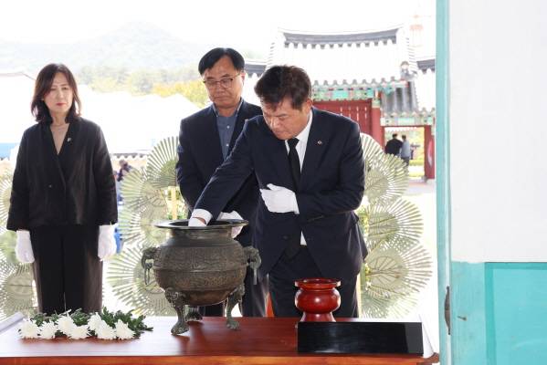 ▲정읍시와 구파백정기의사기념사업회는 5일 공동 주관으로 영원면 백정기 의사기념관에서 '백정기 의사 제91주기 추모식'을 진행했다. 분향하는 이학수 시장. ⓒ정읍시