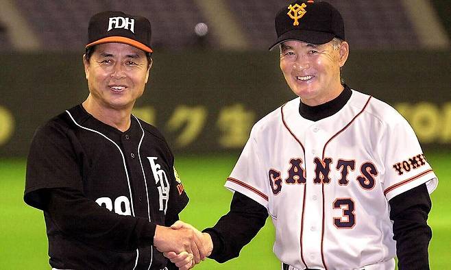 현역시절 공포의 ON포를 구축했던 나가시마 감독(오른쪽)과 오 사다하루가 2000년 10월 일본시리즈에서 적장으로 만나 악수하는 모습. 당시 나가시마 감독이 이끄는 요미우리가 오 감독의 다이에 호크스를 꺾고 우승을 차지했다. 도쿄=AFP·지지연합뉴스