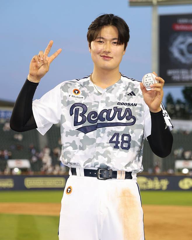 두산 김동준이 6일 잠실구장에서 열린 롯데와 홈경기에서 4타수 3안타(1홈런) 2타점으로 팀의 5-2 승리를 이끈 뒤, 자신의 데뷔 첫 홈런 기념구를 들고 웃고 있다. 사진제공|두산 베어스