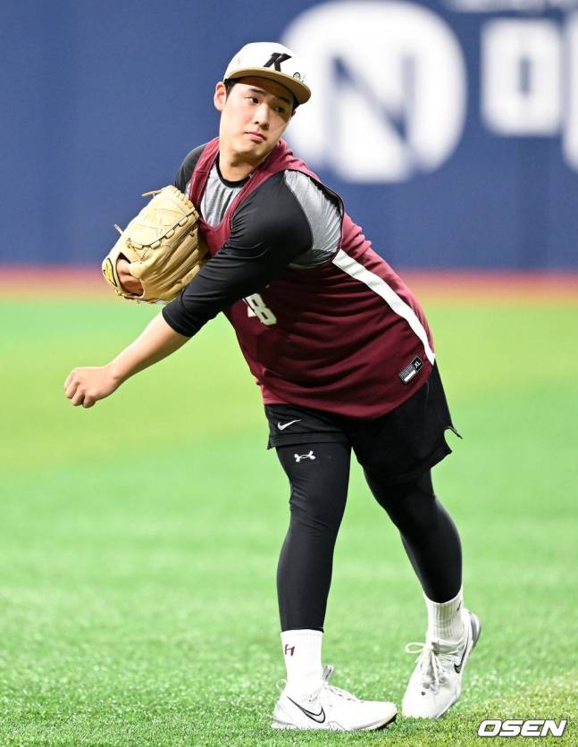 6일 고척돔에 출근해 몸을 풀고 있는 정현우.